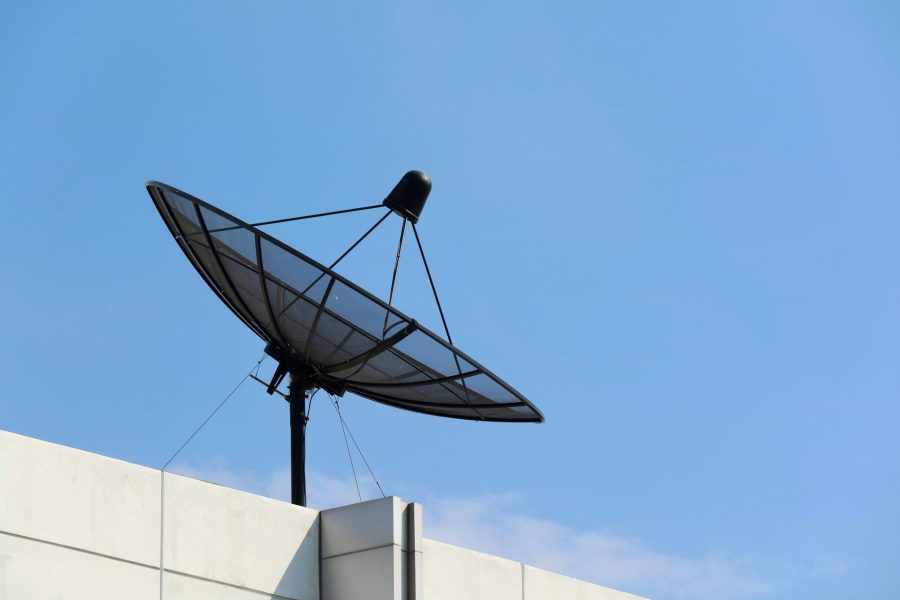 satellite-dish-roof-top-building-with-blue-sky-surface satellitenanlagen